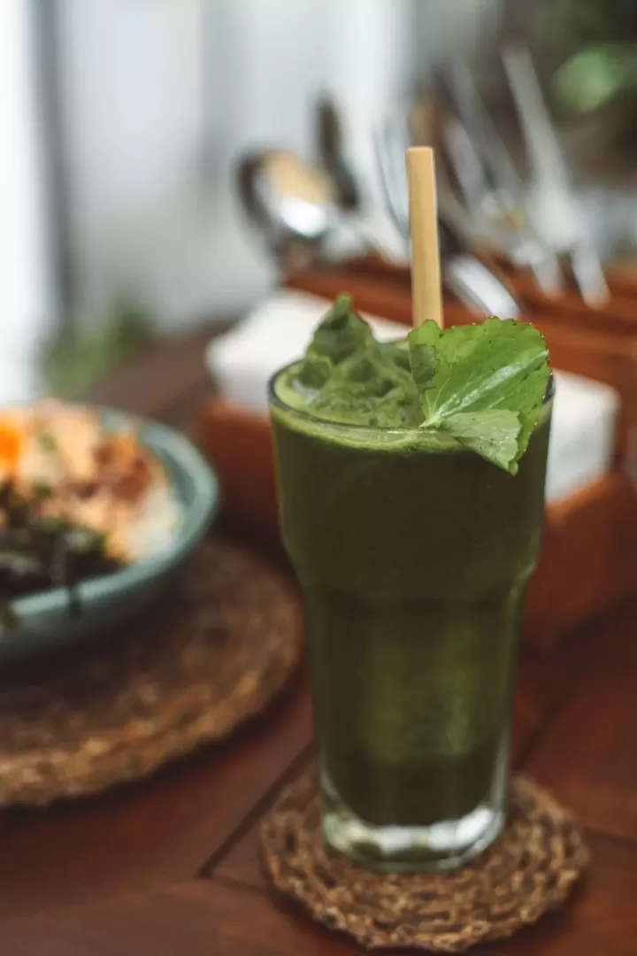 The Energy Booster: Caffeine-Free with Matcha, Spinach, and Banana
