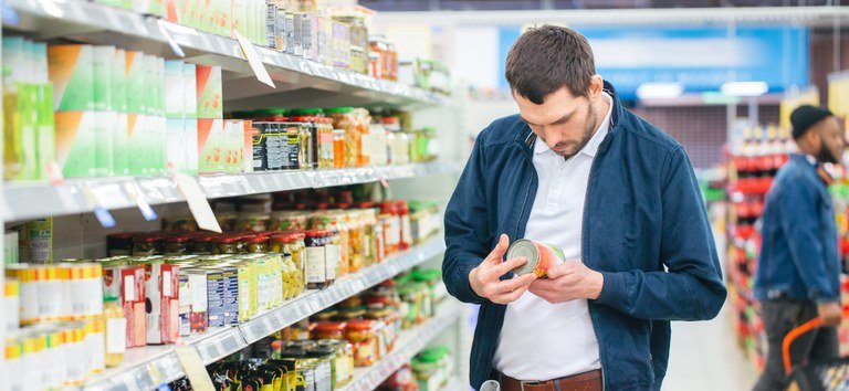 Man reading food label: Spice Allergies