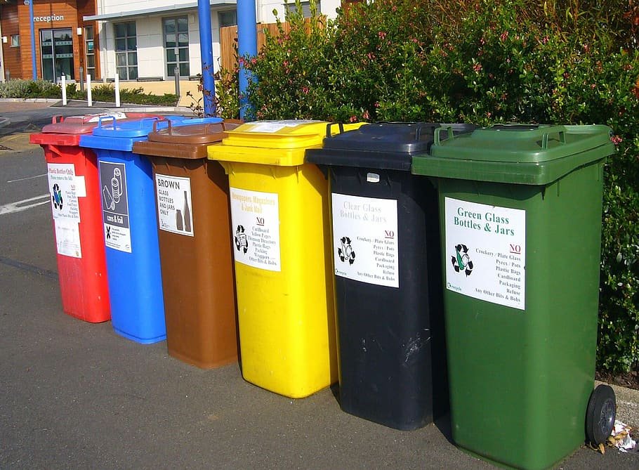 Separate trash cans: Smart Recycling Habits