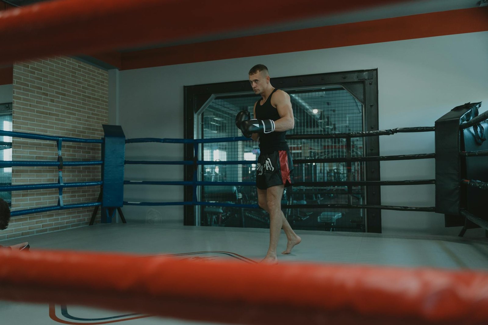 man standing at the middle of a boxing ring